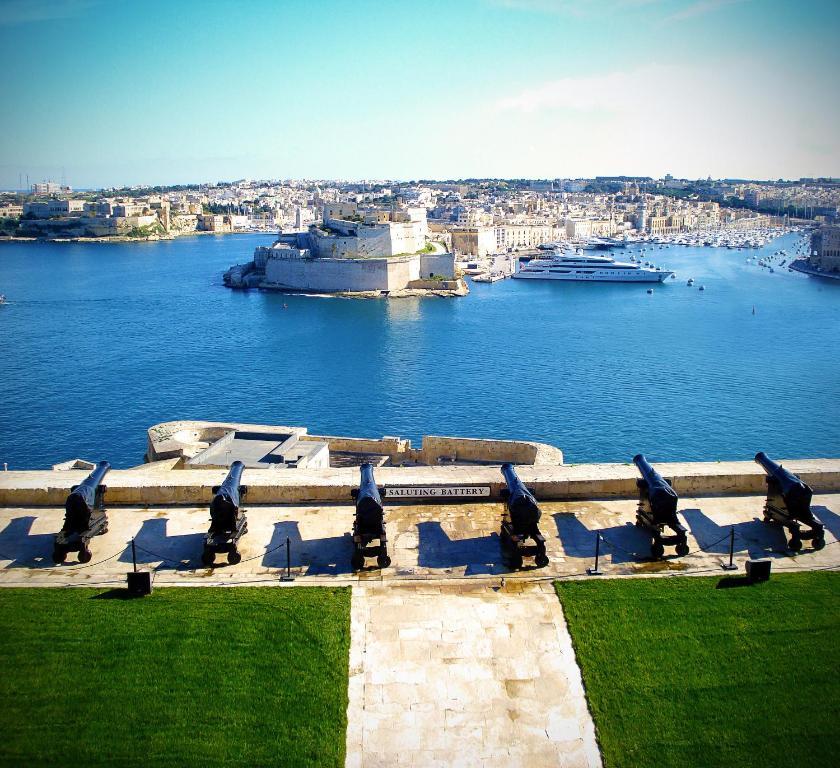 Spinola Bay Top Floor Seafront 3 Bedroom Apartment With Panoramic Sea Views - By Getawaysmalta Saint Julian's Luaran gambar